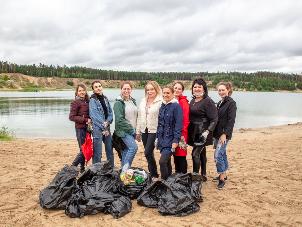 В Казани активисты очистили от мусора озеро Изумрудное