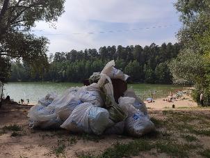 В ходе экологической акции на озере Глубоком в Казани активисты собрали 80 мешков мусора