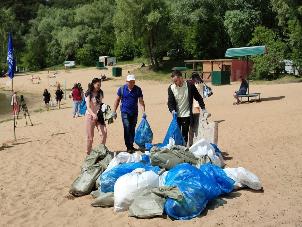 30 мешков мусора собрали активисты с территории Голубых озер