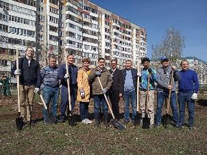 В сквере школьников Ново-Савиновского района высадили 25 новых деревьев