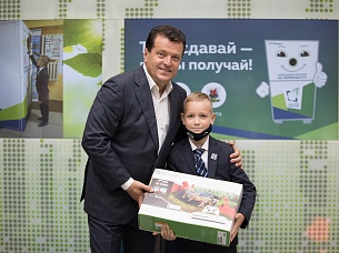 Мэр Казани наградил самых активных участников экологической акции «Тару сдавай – призы получай»